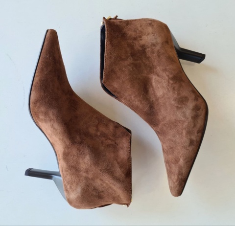 Eleganckie zamszowe botki Spaziomoda