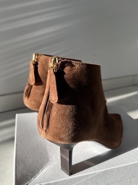 Eleganckie zamszowe botki Spaziomoda