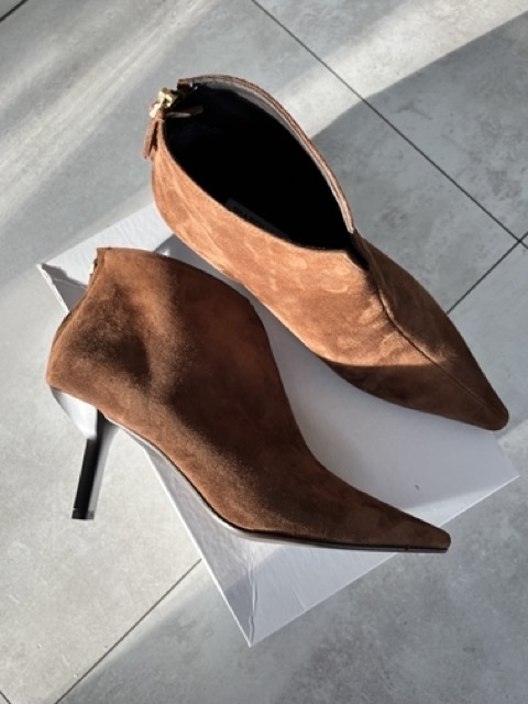 Eleganckie zamszowe botki Spaziomoda