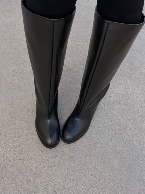 Szerokie kozaki L'estrosa