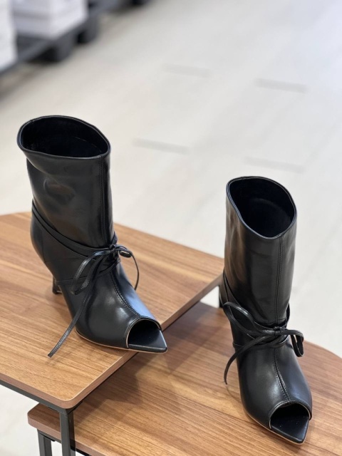 Sznurowane kozaki na platformie L’estrosa