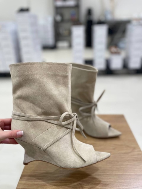 Sznurowane kozaki na platformie L’estrosa