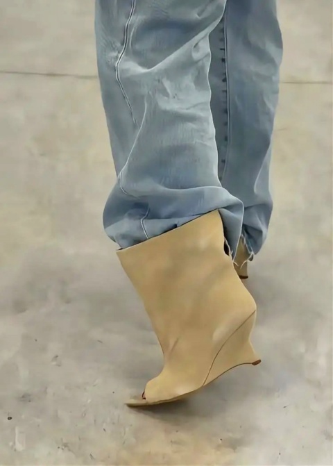 Zamszowe kozaki na platformie L'estrosa