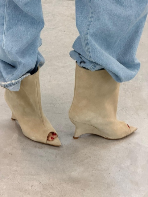 Zamszowe kozaki na platformie L'estrosa