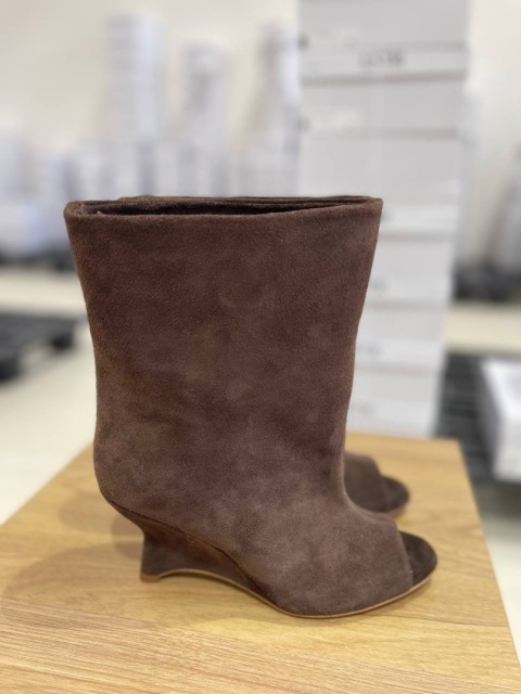 Zamszowe kozaki na platformie L'estrosa