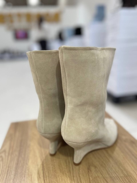 Zamszowe kozaki na platformie L'estrosa