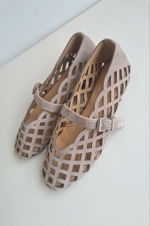 Eleganckie zamszowe baletki Spaziomoda