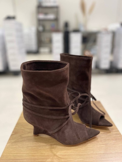 Sznurowane kozaki na platformie L’estrosa