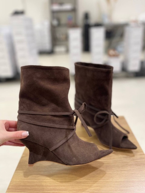 Sznurowane kozaki na platformie L’estrosa