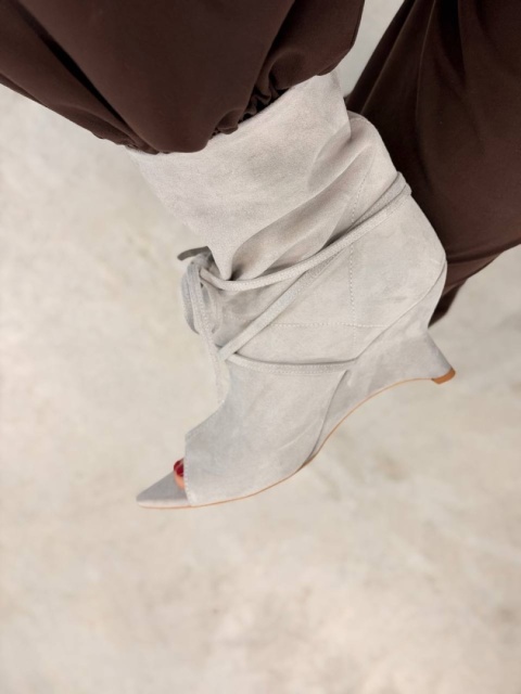 Sznurowane kozaki na platformie L’estrosa