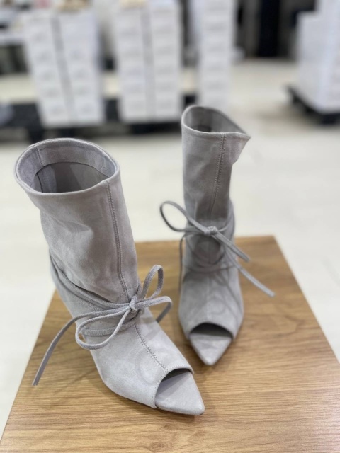 Sznurowane kozaki na platformie L’estrosa