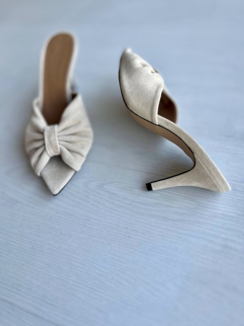 Zamszowe klapki z kokardka