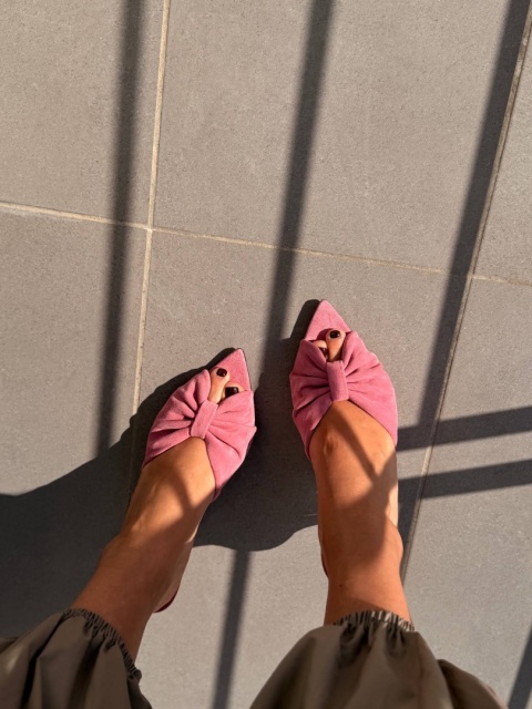 Zamszowe klapki z kokardka