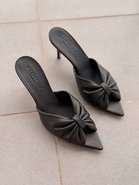 Zamszowe klapki z kokardka