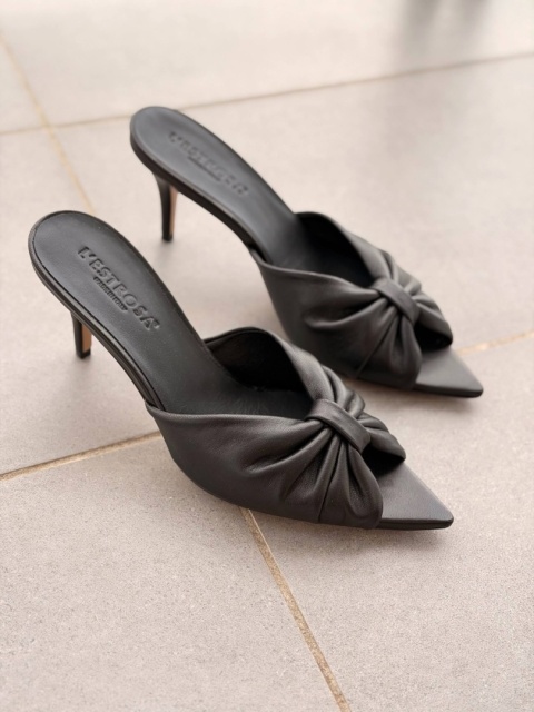 Zamszowe klapki z kokardka