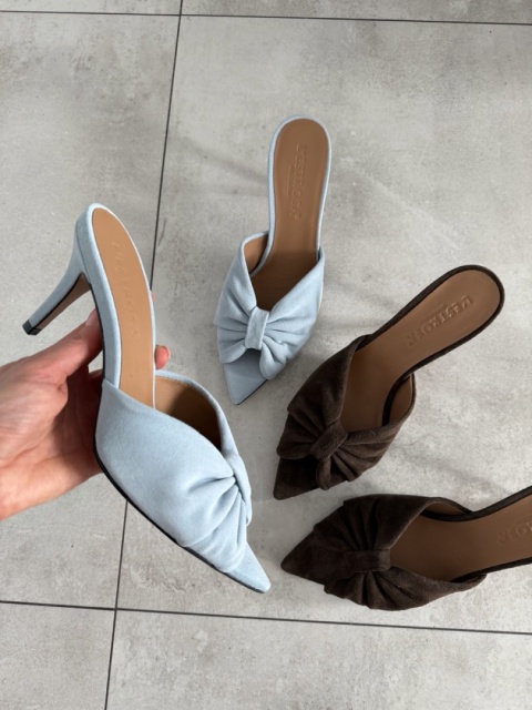 Zamszowe klapki z kokardka