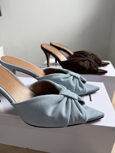 Zamszowe klapki z kokardka