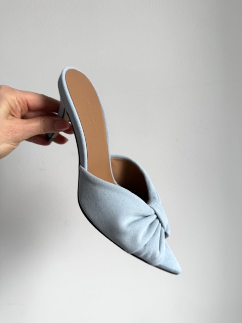 Zamszowe klapki z kokardka