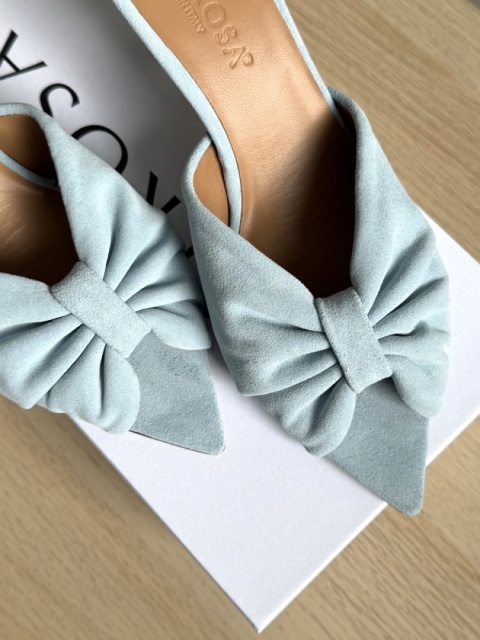 Zamszowe klapki z kokardka