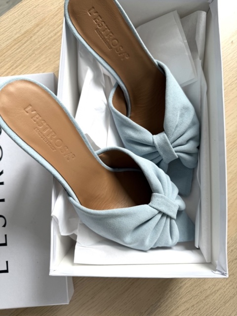 Zamszowe klapki z kokardka