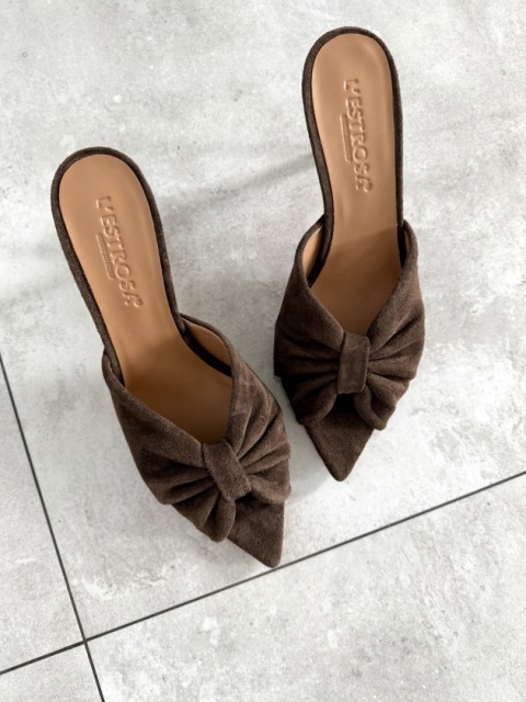 Zamszowe klapki z kokardka