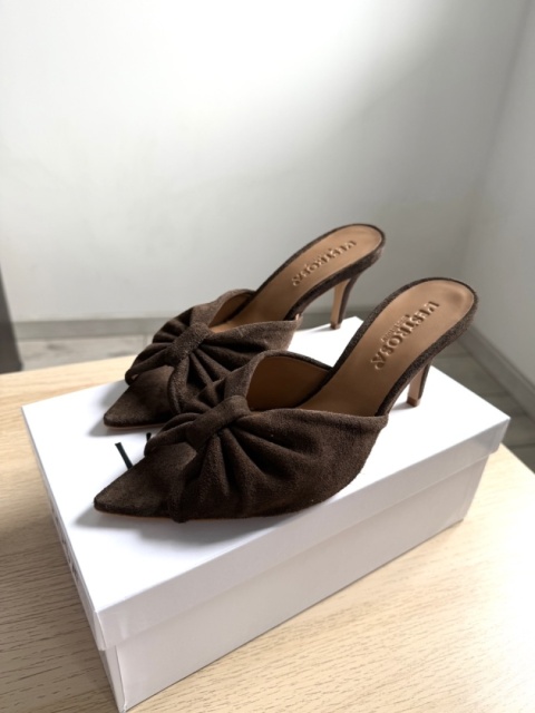 Zamszowe klapki z kokardka