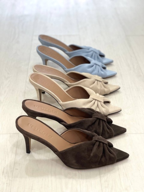 Zamszowe klapki z kokardka