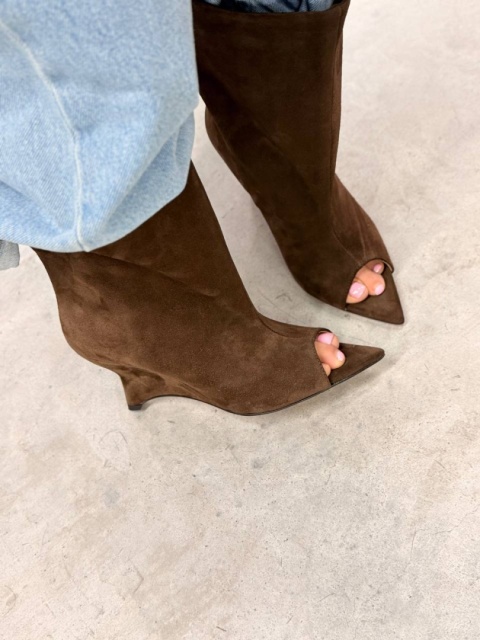 Zamszowe kozaki na platformie L'estrosa