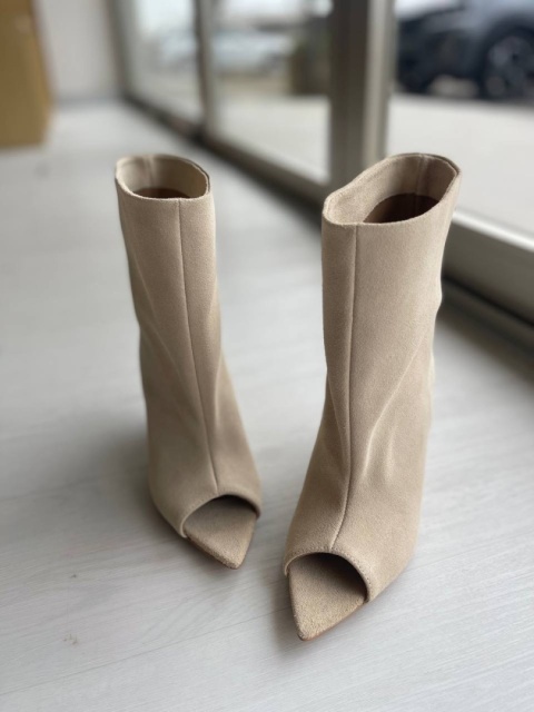 Zamszowe kozaki na platformie L'estrosa