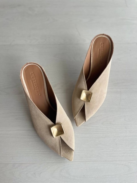 Klapki Bella L'estrosa — zamszowe beżowe