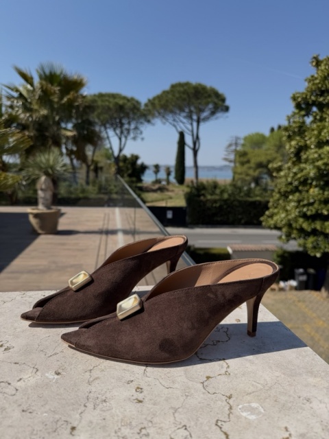 Klapki Bella L'estrosa — zamszowe brązowe