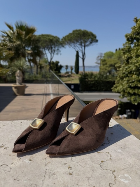 Klapki Bella L'estrosa — zamszowe brązowe