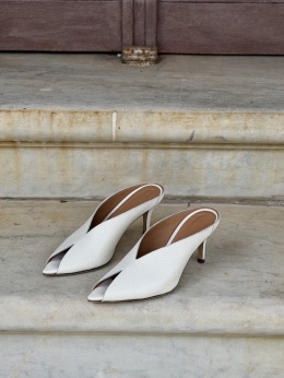 Klapki L'estrosa Sole skòra — mleczne