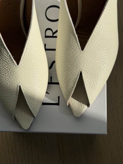 Klapki L'estrosa Sole skòra — mleczne