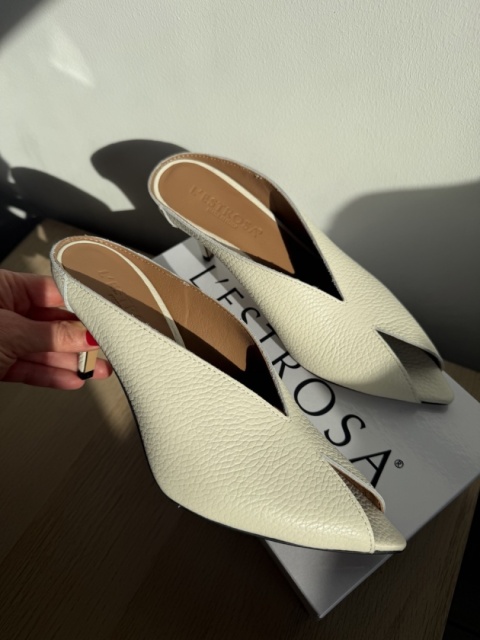 Klapki L'estrosa Sole skòra — mleczne