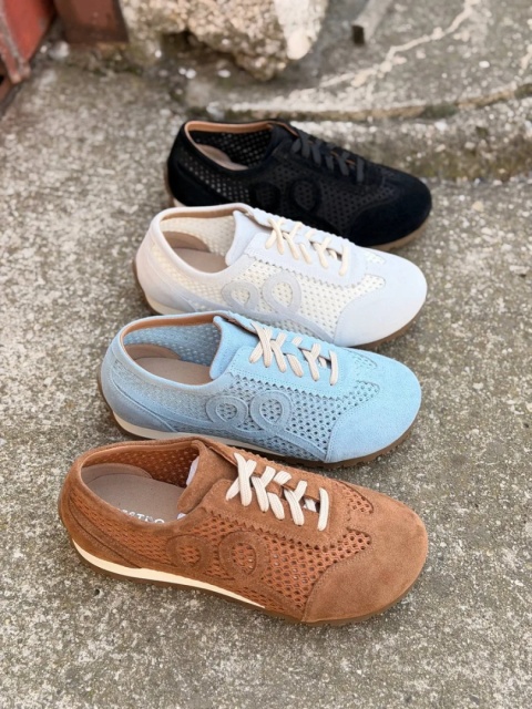 Sneakersy L'estrosa — ażurowe białe zamszowe