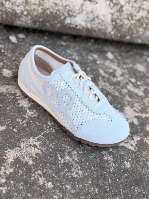 Sneakersy L'estrosa — ażurowe błękitne zamszowe