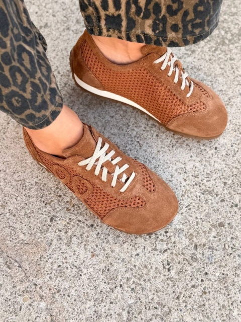 Sneakersy L'estrosa — ażurowe brązowe zamszowe