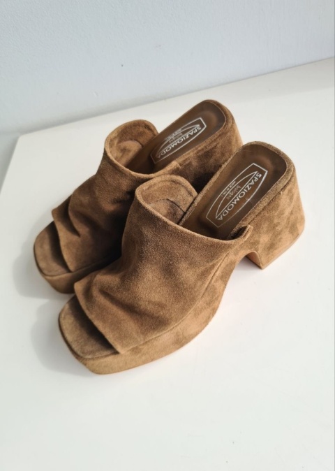 Zamszowe klapki Spaziomoda