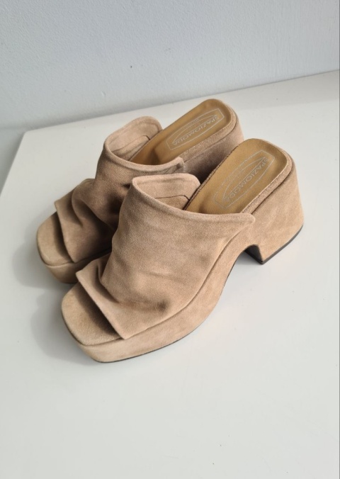 Zamszowe klapki Spaziomoda