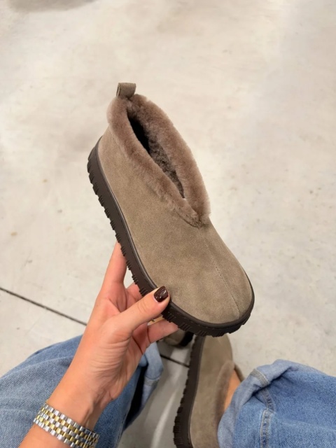 Zimowe kapcie ugg L'estrosa z futrem